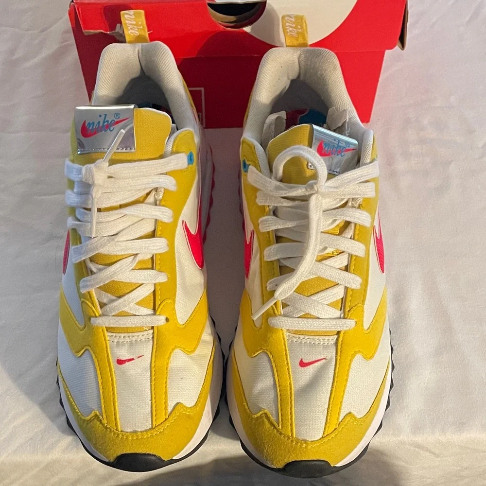 Nike Air Max Dawn in Vivid Sulfer Siren Red Size 9 - Picture 2 of 7